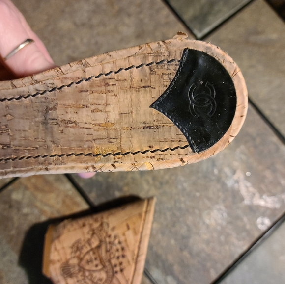 Chanel Black patent leather quilted cork slides - Picture 6 of 9